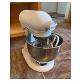 Kitchen Aid Artisan mixer 325W and stainless steel mixing bowls