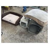 Large and small kennels +2 dog beds