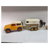 2003 Schleich "Jeep" & Horse trailer w 2 animals