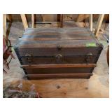Steamer trunk w/tray