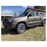 2013 Toyota Tacoma x-cab 138,694 on odo, with topper and running board and grill guard