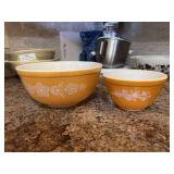 Two matching Pyrex nesting bowls, butterfly gold