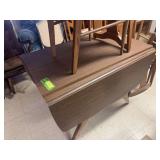 Drop leaf table with 2 leaves and 4 chairs