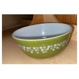 Pyrex “Crazy Daisy” pattern mixing bowl No. 403