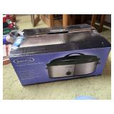 Appears to be new or like new kitchen selective 18 quart roaster oven