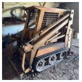 Commander C 4200 track skid loader, Kubota diesel engine. 1008 Hrs showing, 00llHydraulic stabilizers on rear, Owner had running, cranks but we could not get it started at listing time. MANY ATTACHMEN
