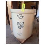 6 gallon Western Stoneware crock w wire bale handles No damage noted, sounds nice!