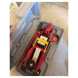 Portable floor jack