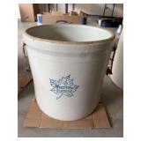 Western stoneware 4 Gallon crock with a couple hairlines