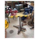Stand with two vices, metal pieces to level stand