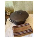 Classic Cast Dutch Oven with lid, bag