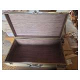 Vintage hard sided box/suitcase