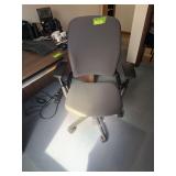Super comfortable office chair w desk mat