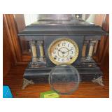 Seth Thomas mantle clock w key Glass has been damaged