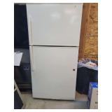 Working GE GTE21GTHCWW Refrigerator, content's not included