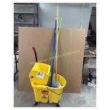 Rubbermaid Mop bucket with mops