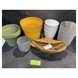 Lot of plastic flower pots, 10 pots and Moss liner