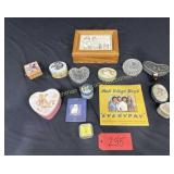 Lot of trinket boxes, wooden box, etc.