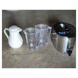 BUNN DRINK DISPENSER, (2) PLASTIC PITCHERS W/LIDS