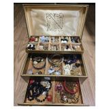 GOLD JEWELRY BOX: COSTUME JEWELRY: RINGS,