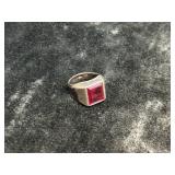 (7.7G) STERLING SILVER RING W/ RED STONE (SIZE