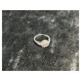 (2.3G) STERLING RING W/ CLEAR STONES (SIZE 7)