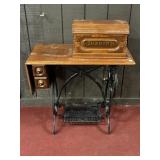 ANTIQUE DAVIS VERTICAL SEWING MACHINE WITH CAST