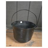 9 MARKED CAST IRON STYLE BEAN POT WITH HANDLE