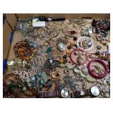ASSORTED COSTUME JEWELRY: BANGLE BRACELETS, RINGS
