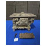 ROYAL CAST IRON STOVE APPROX 8.25" X 5.5"