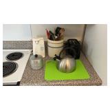 Kitchen appliance and miscellaneous cookware lot
