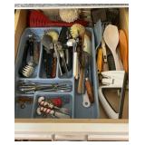 Miscellaneous cookware and kitchen gadget lot