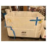 Plastic box and pallet