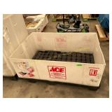 Plastic box and pallet