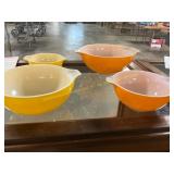 4ct Pyrex Nesting Bowls, One Lid