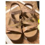 Size 9 TAOS Big Time Womens Sandals