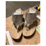 Donald Pliner Size 9.5 Leather Wedge Sandals