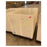 Plastic tote and pallet