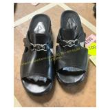 Size 6 Clark Leather Sandals w/Silver Chain Detail