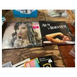 2ct. Vinyls: Amy Winehouse, Demi Lovato