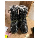 Women s 8M Khombu All Weather Boots