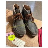 Women s Size 9/39 Born Chukka Booties