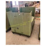 Plastic pallet with tote box