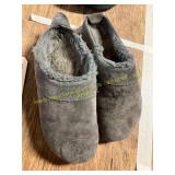 Women s 10M Gray Slide On Slippers