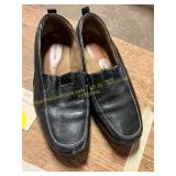 Women s 8M Naturalizer Black Leather Loafers