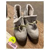 Women s Mukluks Size 9 Ankle Boots