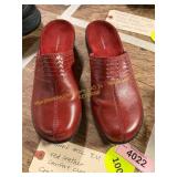 Womens 8M Red Leather Comfort Clogs