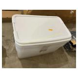 Plastic totes with lids