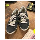 Womens 8M TAOS Star Canvas Sneakers