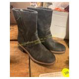 Womens 8.5M Mid Calf Lug Boots
